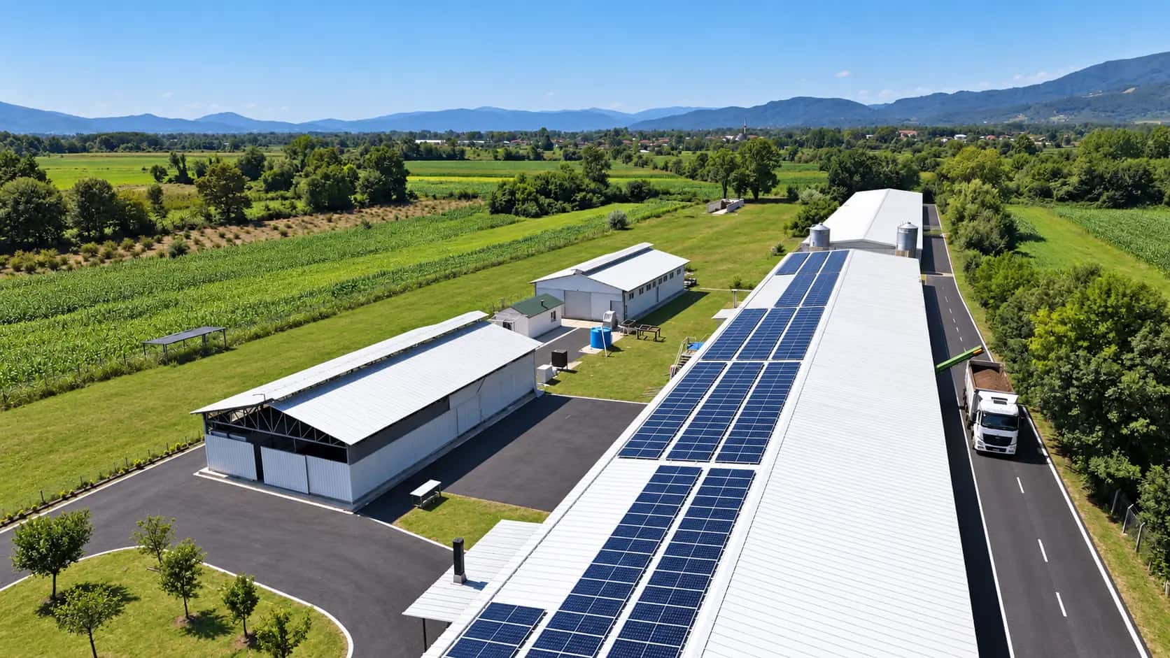 Kümes çatısındaki güneş enerjisi ve otomasyon sistemleri